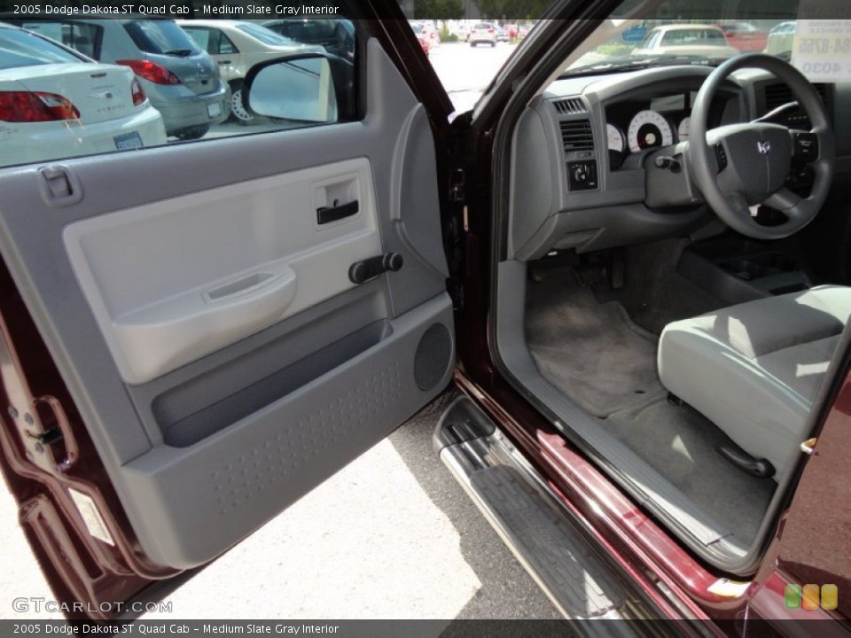 Medium Slate Gray Interior Photo for the 2005 Dodge Dakota ST Quad Cab #51661891