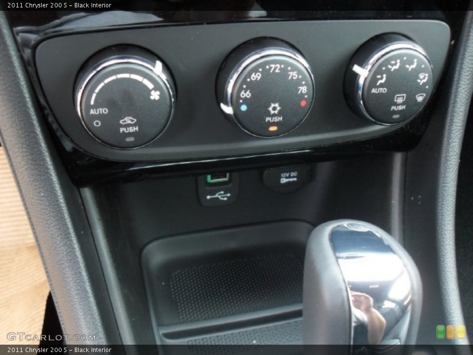 Black Interior Controls for the 2011 Chrysler 200 S #51725602