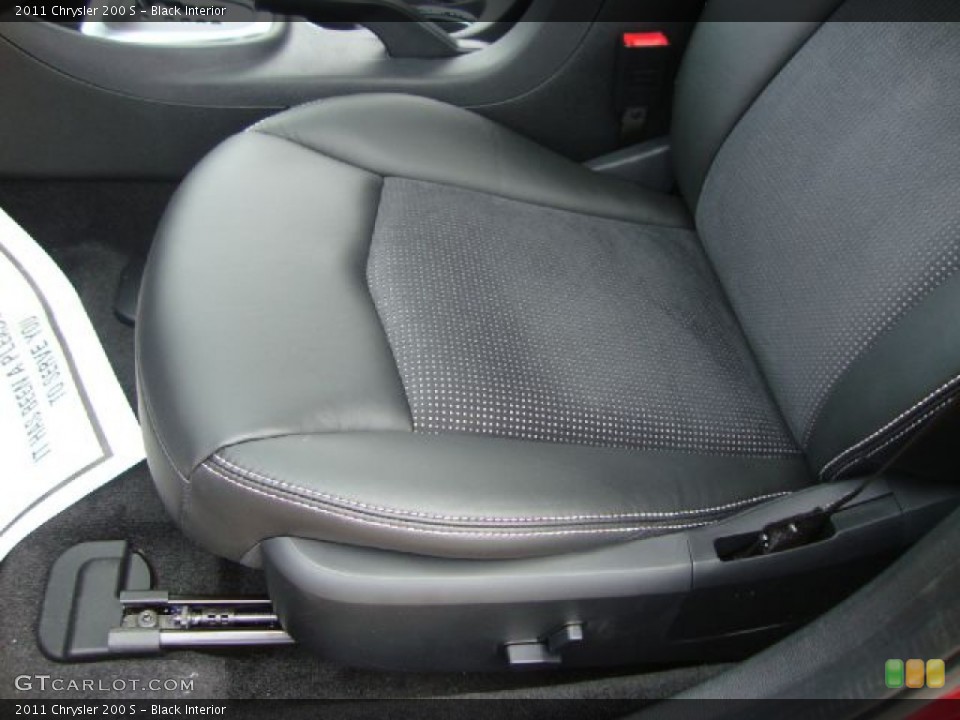 Black Interior Photo for the 2011 Chrysler 200 S #51740158