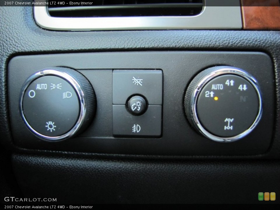 Ebony Interior Controls for the 2007 Chevrolet Avalanche LTZ 4WD #51747799
