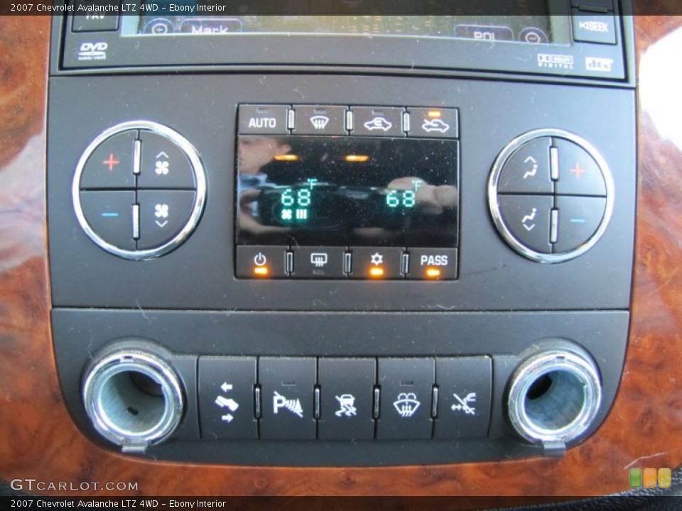 Ebony Interior Controls for the 2007 Chevrolet Avalanche LTZ 4WD #51747939