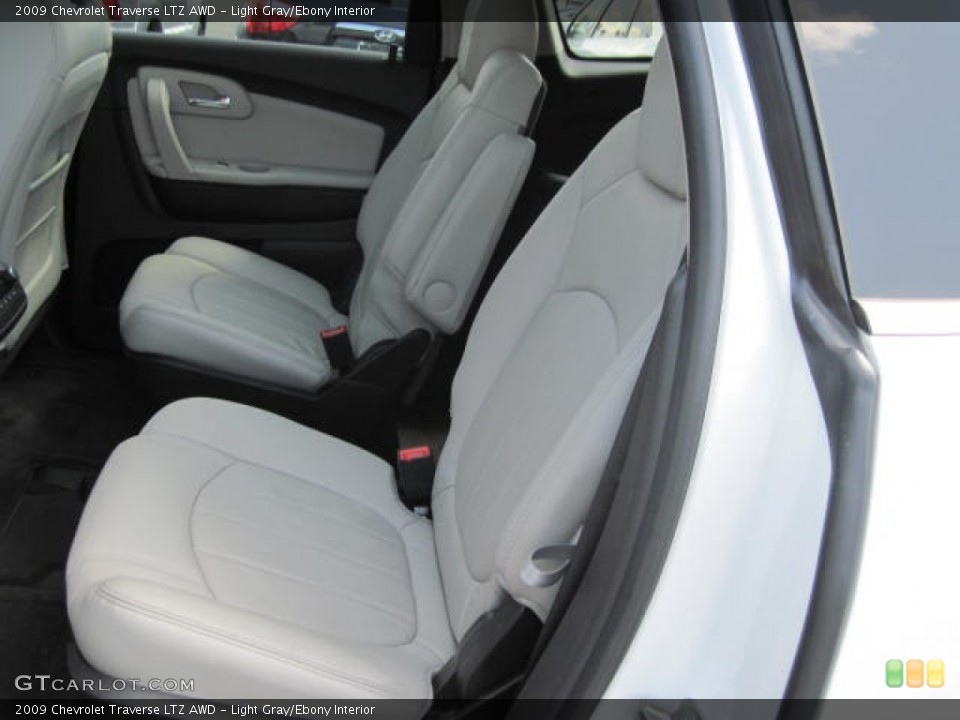 Light Gray/Ebony Interior Photo for the 2009 Chevrolet Traverse LTZ AWD #51768956