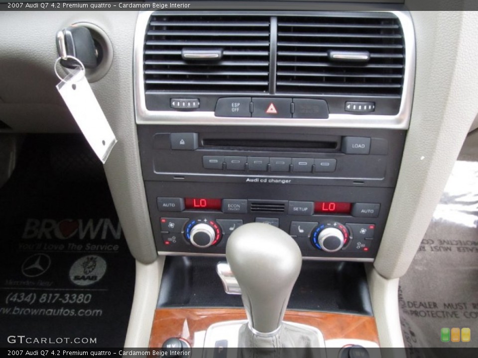 Cardamom Beige Interior Controls for the 2007 Audi Q7 4.2 Premium quattro #51878236