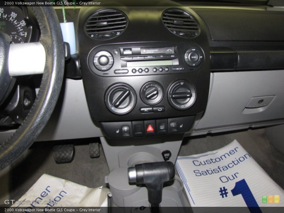 Grey Interior Controls for the 2000 Volkswagen New Beetle GLS Coupe #51907877