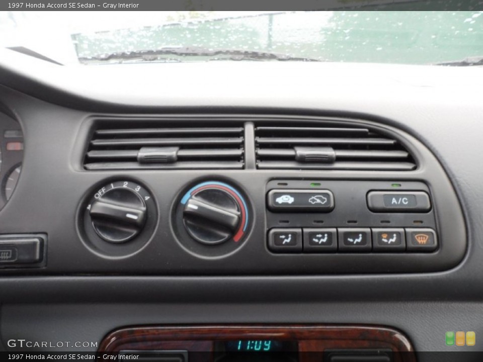 Gray Interior Controls for the 1997 Honda Accord SE Sedan #51910997