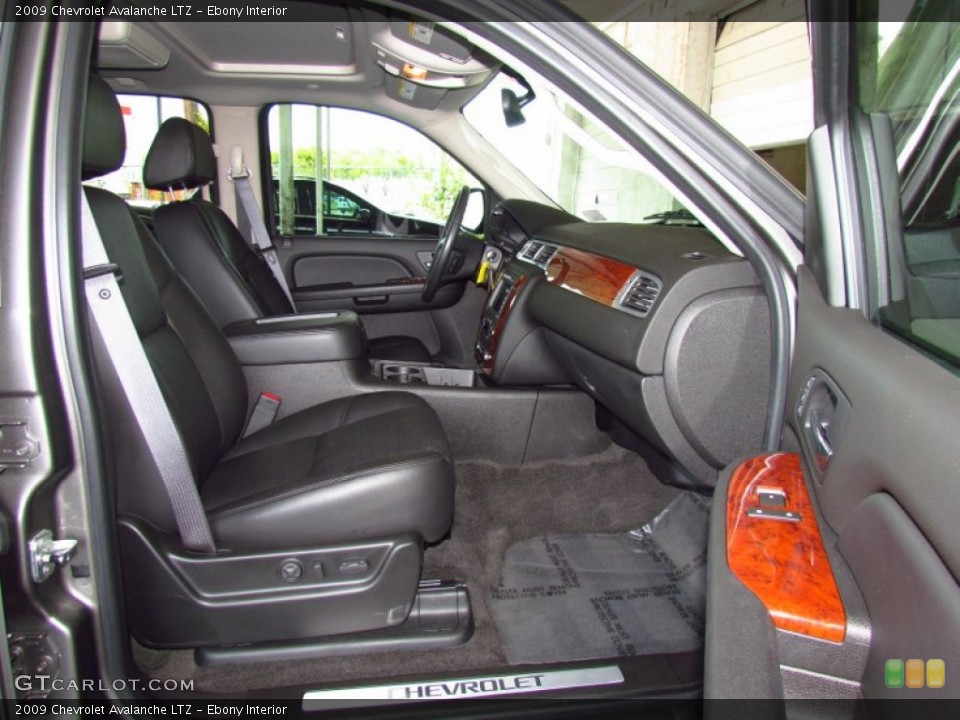 Ebony Interior Photo for the 2009 Chevrolet Avalanche LTZ #51913037