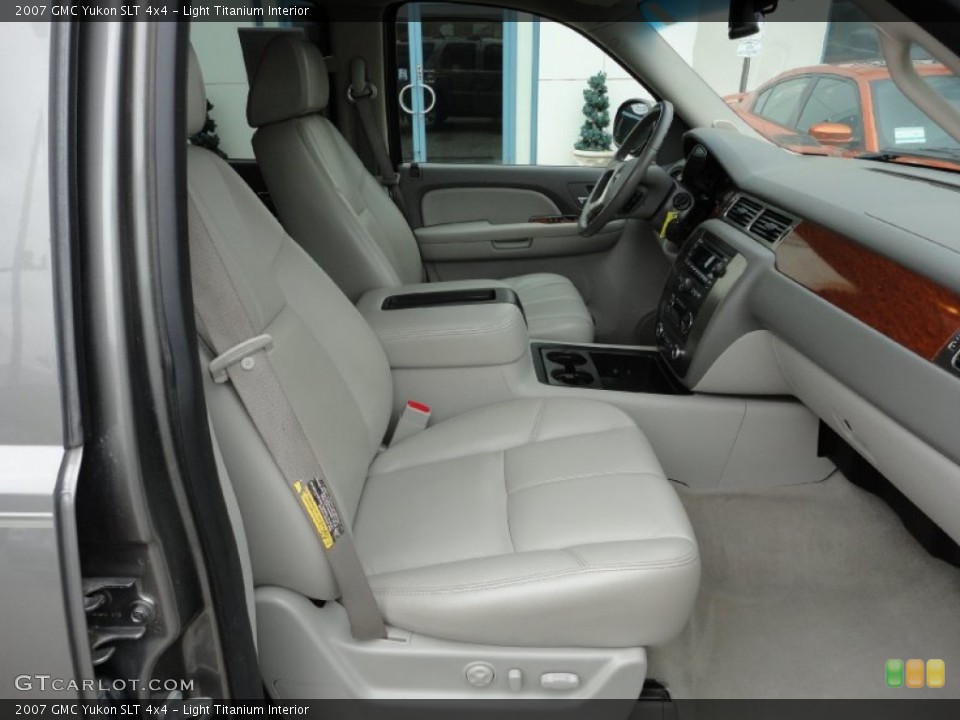 Light Titanium Interior Photo for the 2007 GMC Yukon SLT 4x4 #51944774