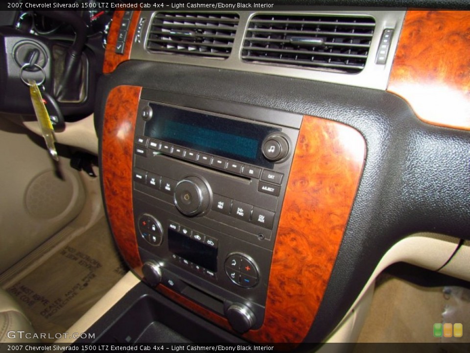 Light Cashmere/Ebony Black Interior Controls for the 2007 Chevrolet Silverado 1500 LTZ Extended Cab 4x4 #51952286