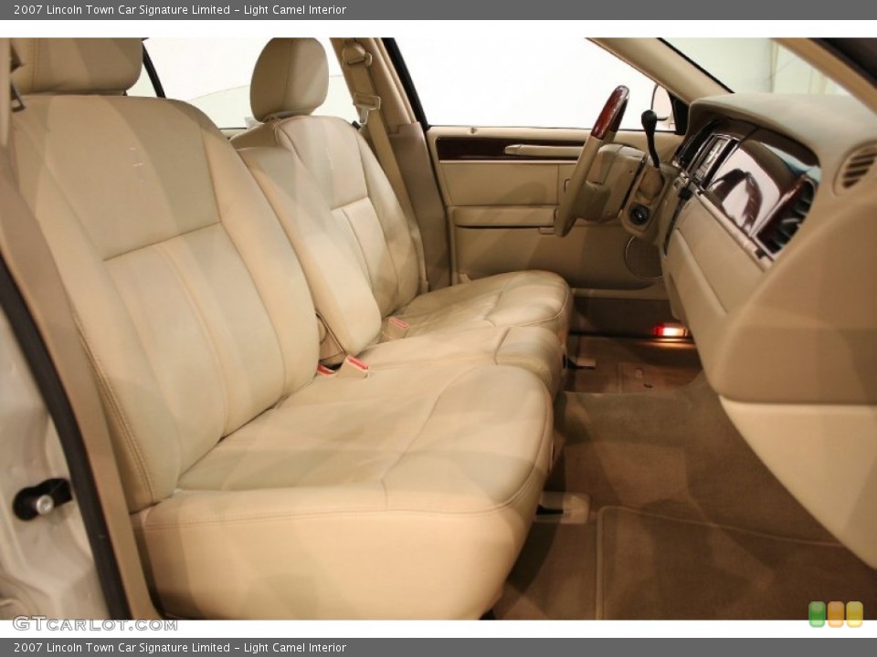 Light Camel Interior Photo for the 2007 Lincoln Town Car Signature Limited #51993224