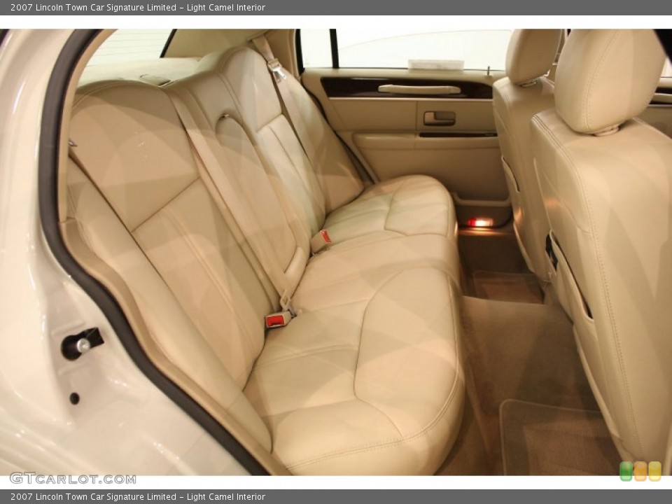 Light Camel Interior Photo for the 2007 Lincoln Town Car Signature Limited #51993239