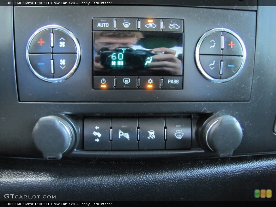 Ebony Black Interior Controls for the 2007 GMC Sierra 1500 SLE Crew Cab 4x4 #52038291