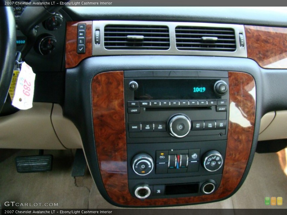 Ebony/Light Cashmere Interior Controls for the 2007 Chevrolet Avalanche LT #52071182