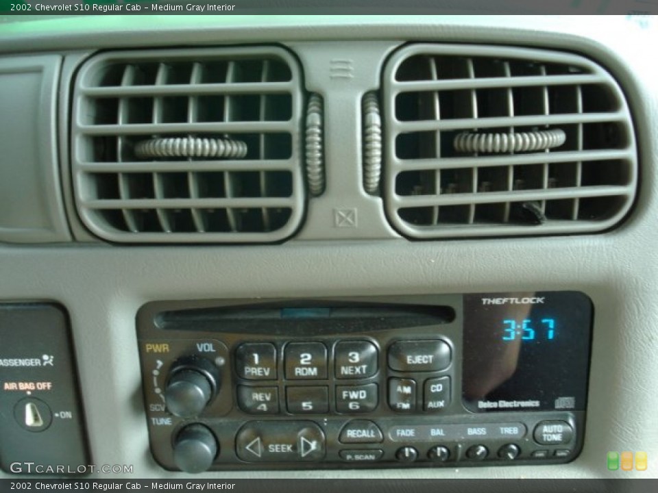 Medium Gray Interior Controls for the 2002 Chevrolet S10 Regular Cab #52124611