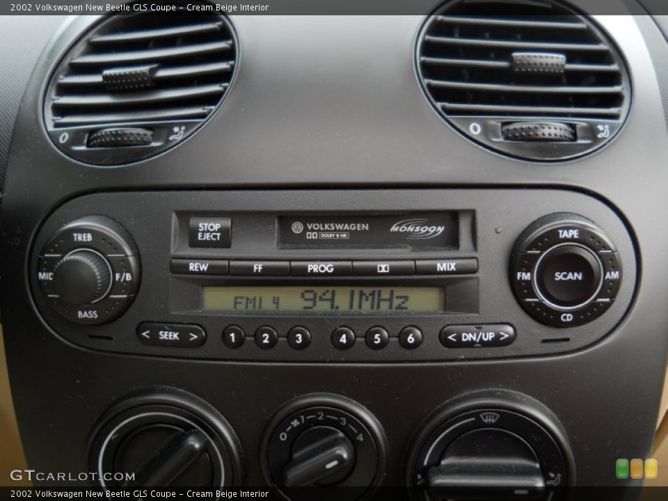 Cream Beige Interior Controls for the 2002 Volkswagen New Beetle GLS Coupe #52163533