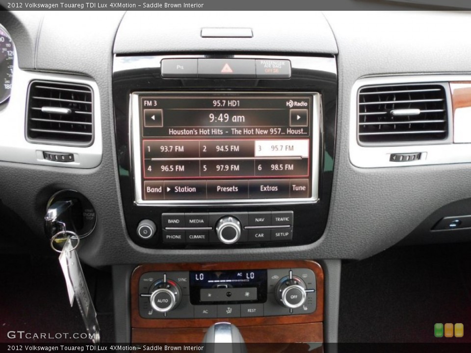 Saddle Brown Interior Controls for the 2012 Volkswagen Touareg TDI Lux 4XMotion #52175353