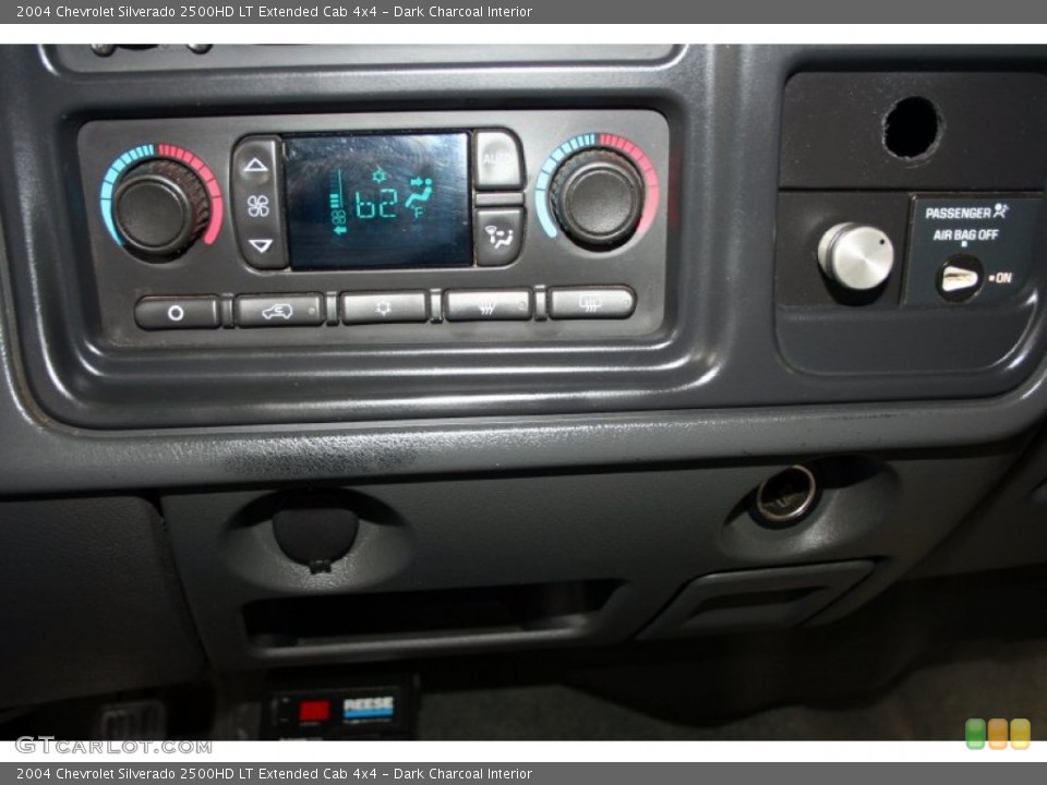 Dark Charcoal Interior Controls for the 2004 Chevrolet Silverado 2500HD LT Extended Cab 4x4 #52193263