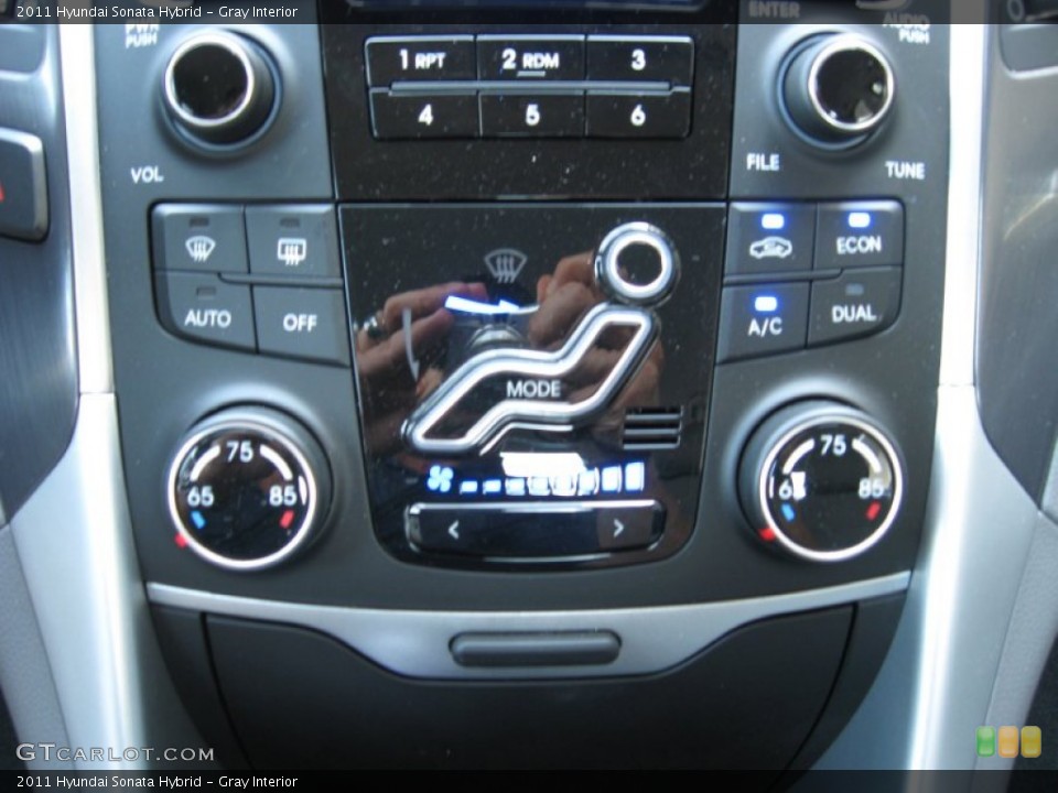 Gray Interior Controls for the 2011 Hyundai Sonata Hybrid #52234843