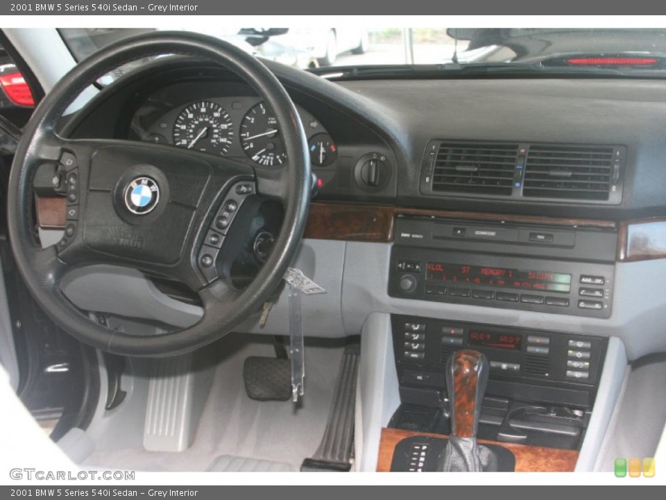 Grey Interior Dashboard for the 2001 BMW 5 Series 540i Sedan #52237075