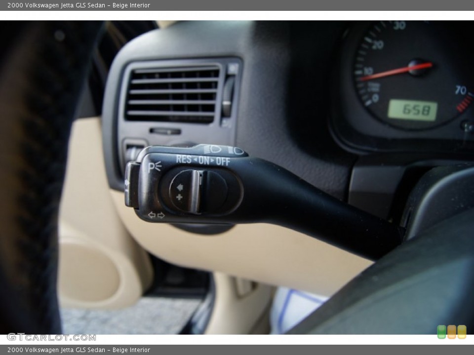 Beige Interior Controls for the 2000 Volkswagen Jetta GLS Sedan #52273339