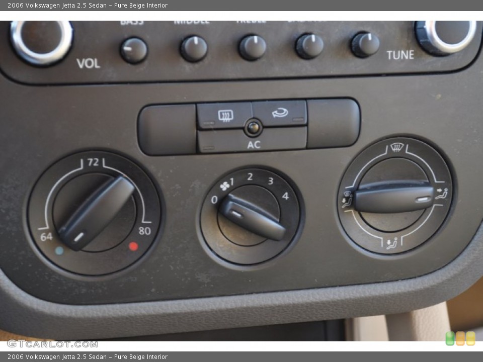 Pure Beige Interior Controls for the 2006 Volkswagen Jetta 2.5 Sedan #52292771