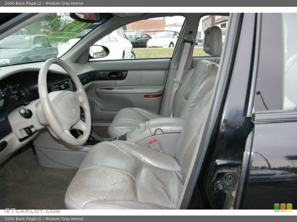 Medium Gray Interior Photo for the 2000 Buick Regal LS #52322625