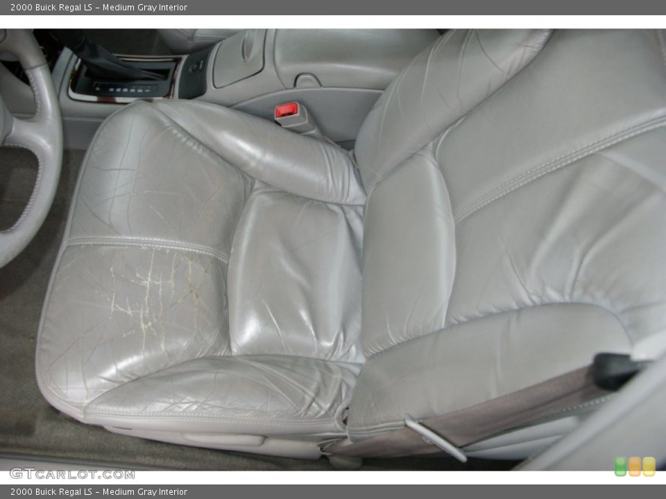 Medium Gray Interior Photo for the 2000 Buick Regal LS #52322640