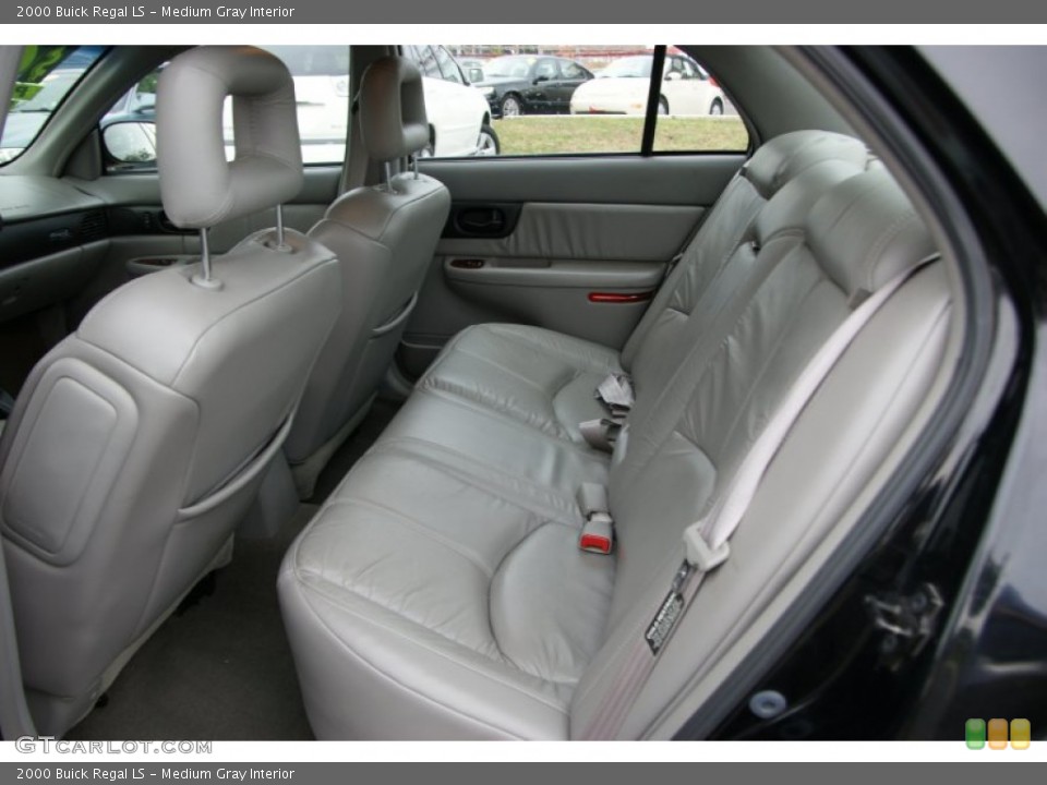 Medium Gray Interior Photo for the 2000 Buick Regal LS #52322670