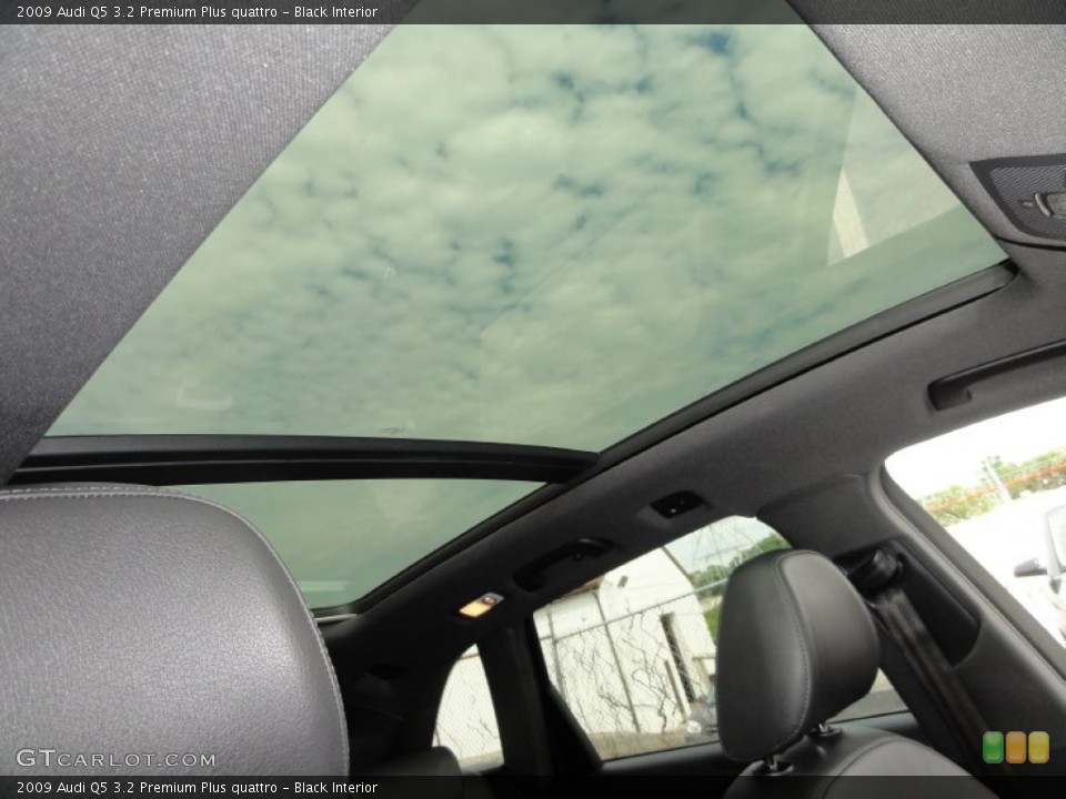 Black Interior Sunroof for the 2009 Audi Q5 3.2 Premium Plus quattro #52340064