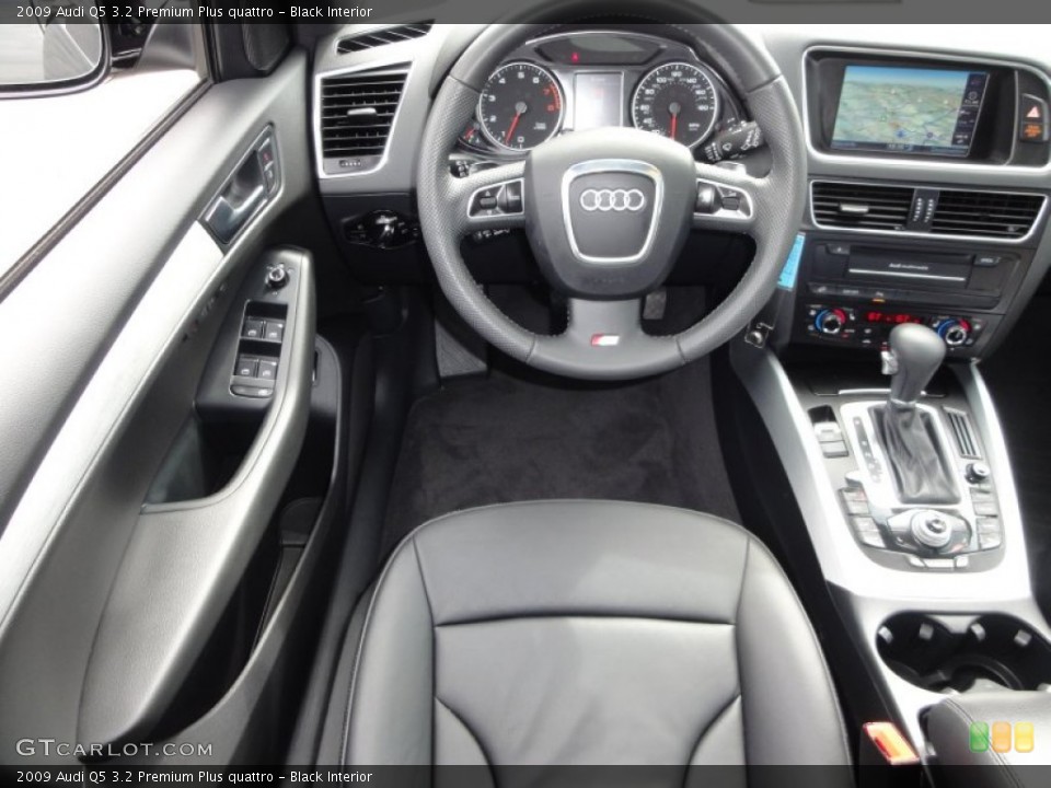 Black Interior Dashboard for the 2009 Audi Q5 3.2 Premium Plus quattro #52340140