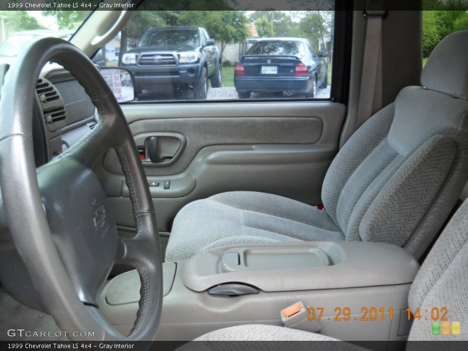Gray Interior Photo for the 1999 Chevrolet Tahoe LS 4x4 #52353150