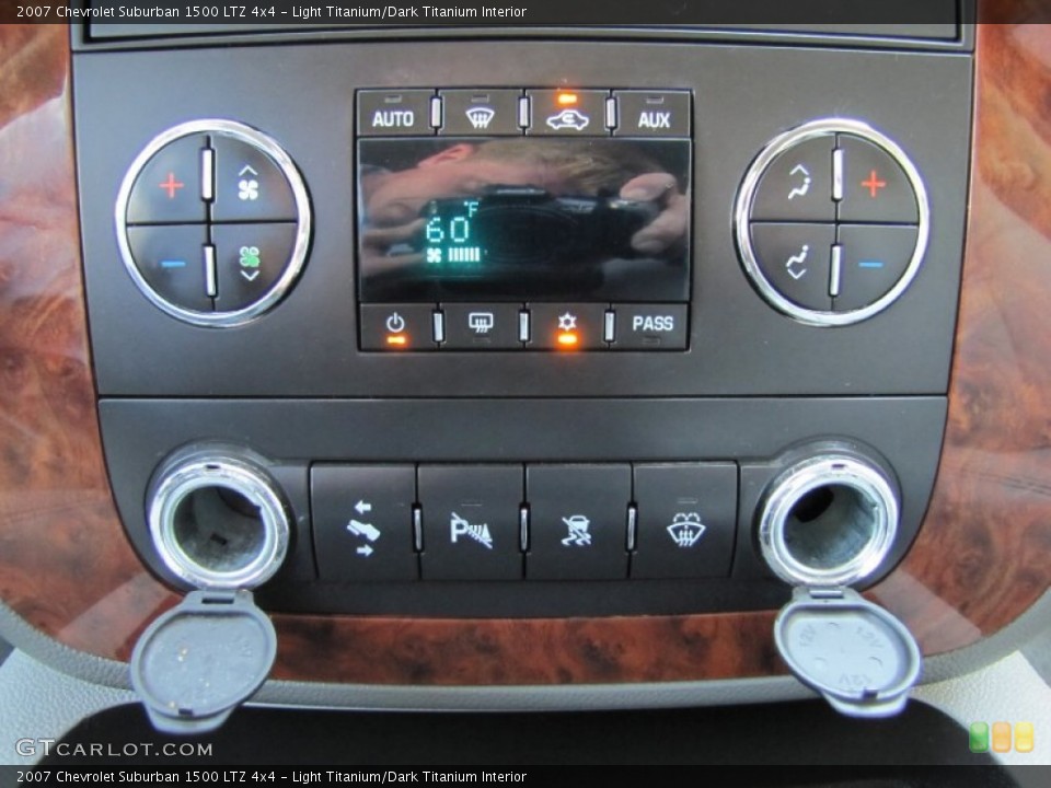 Light Titanium/Dark Titanium Interior Controls for the 2007 Chevrolet Suburban 1500 LTZ 4x4 #52357722