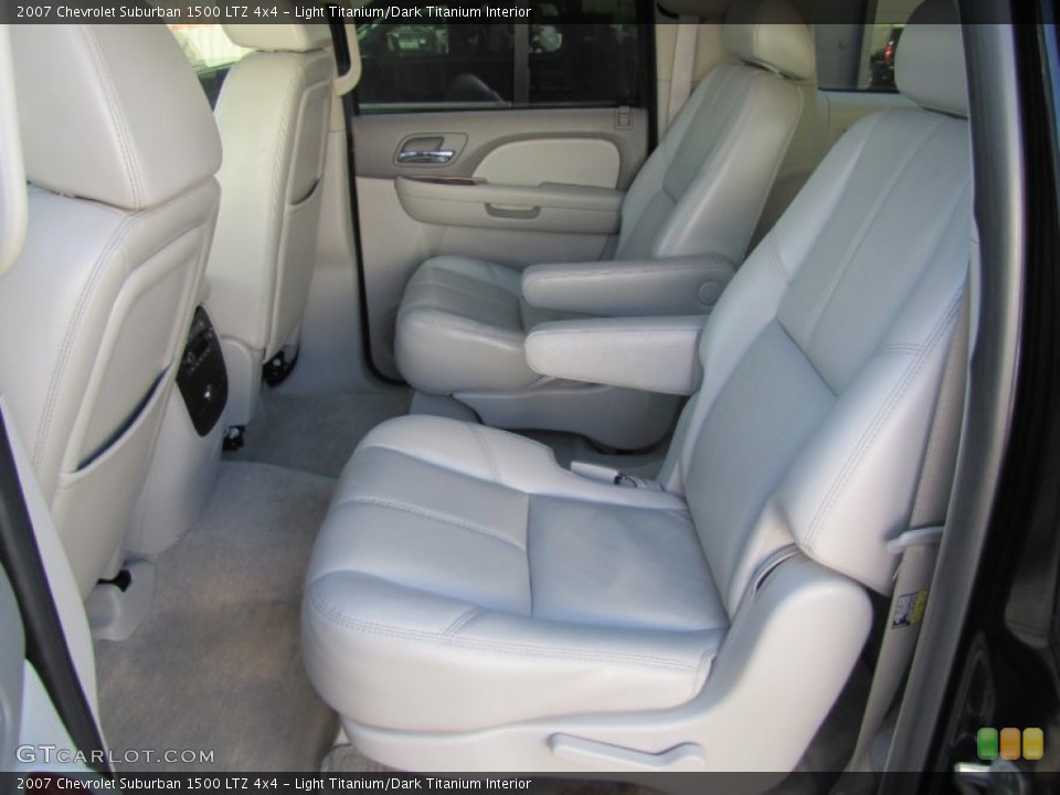 Light Titanium/Dark Titanium Interior Photo for the 2007 Chevrolet Suburban 1500 LTZ 4x4 #52357767
