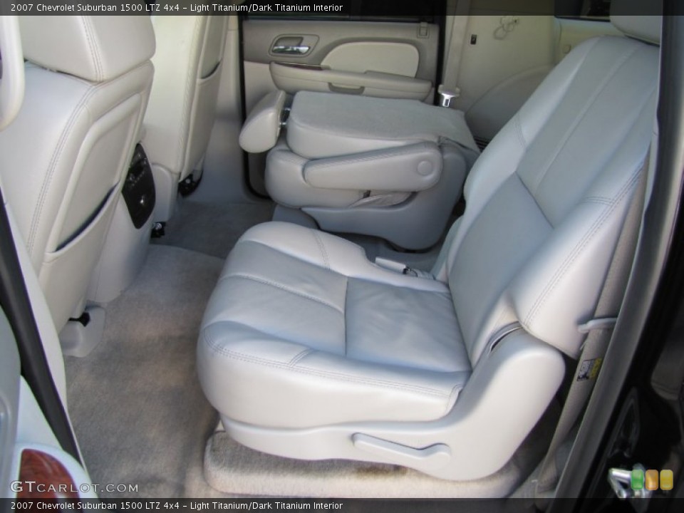 Light Titanium/Dark Titanium Interior Photo for the 2007 Chevrolet Suburban 1500 LTZ 4x4 #52357773