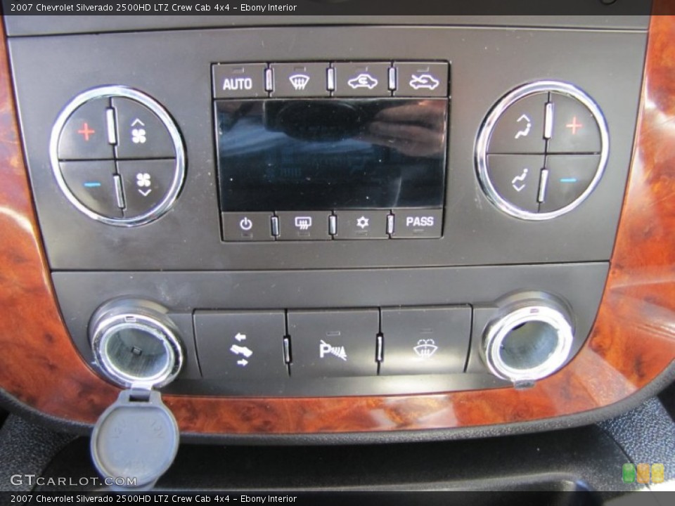 Ebony Interior Controls for the 2007 Chevrolet Silverado 2500HD LTZ Crew Cab 4x4 #52357971