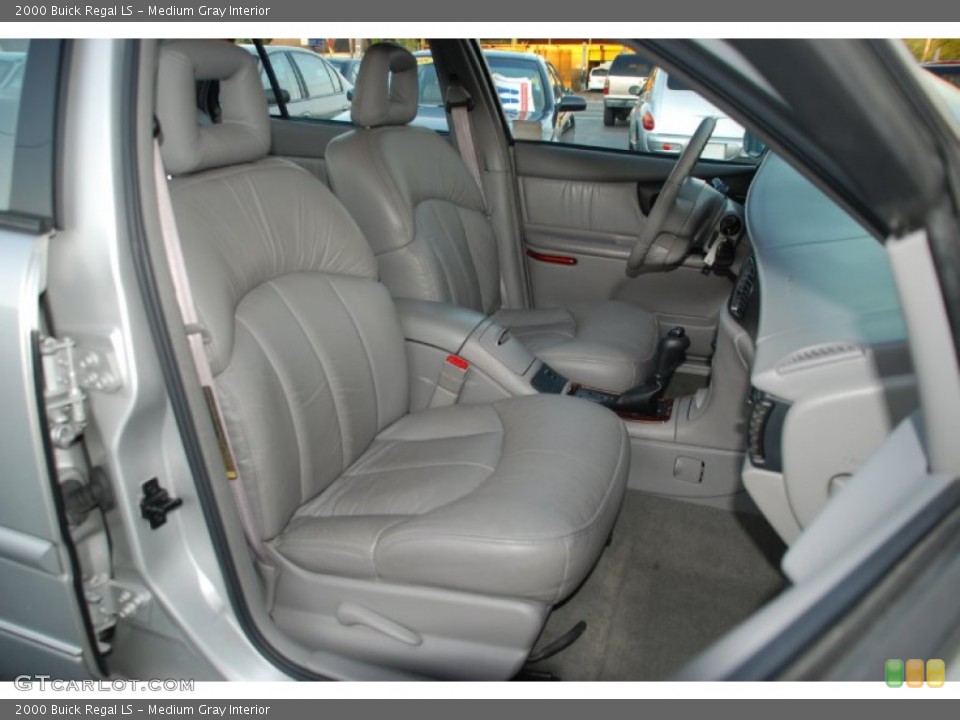 Medium Gray Interior Photo for the 2000 Buick Regal LS #52375384