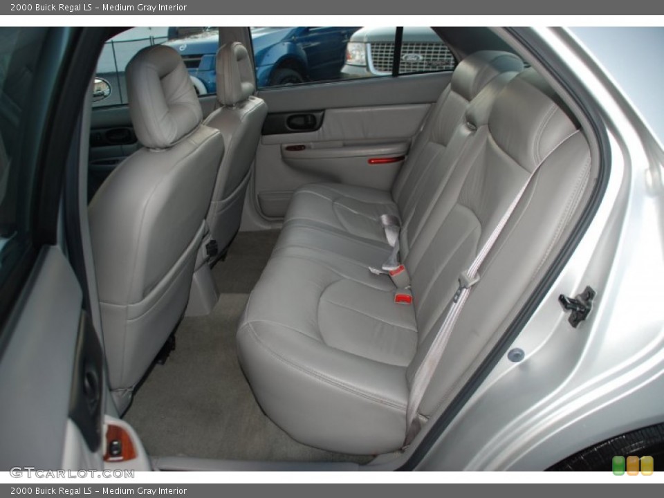 Medium Gray Interior Photo for the 2000 Buick Regal LS #52375441