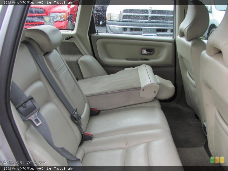 Light Taupe Interior Photo for the 1999 Volvo V70 Wagon AWD #52388917