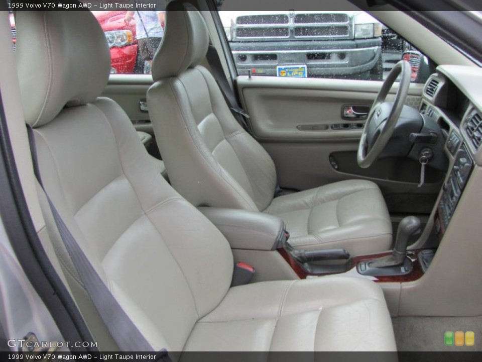 Light Taupe Interior Photo for the 1999 Volvo V70 Wagon AWD #52388920