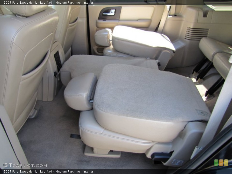 Medium Parchment Interior Photo for the 2005 Ford Expedition Limited 4x4 #52428984