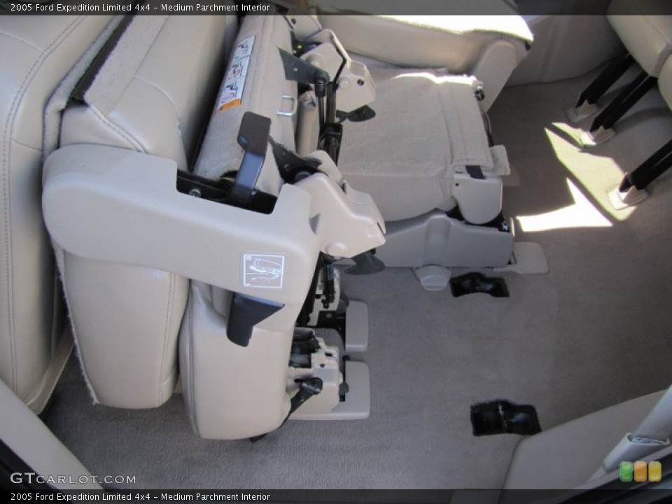 Medium Parchment Interior Photo for the 2005 Ford Expedition Limited 4x4 #52428990