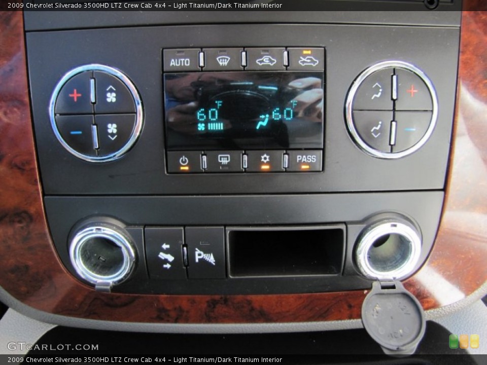 Light Titanium/Dark Titanium Interior Controls for the 2009 Chevrolet Silverado 3500HD LTZ Crew Cab 4x4 #52429170