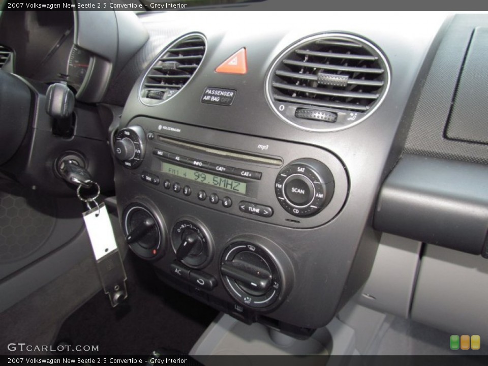 Grey Interior Controls for the 2007 Volkswagen New Beetle 2.5 Convertible #52462874