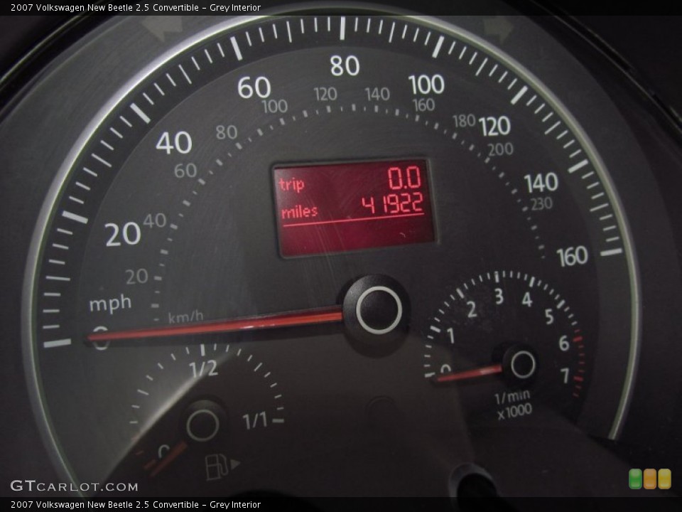 Grey Interior Gauges for the 2007 Volkswagen New Beetle 2.5 Convertible #52462949