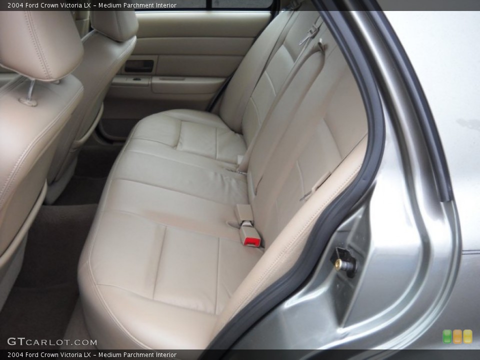 Medium Parchment Interior Photo for the 2004 Ford Crown Victoria LX #52496087