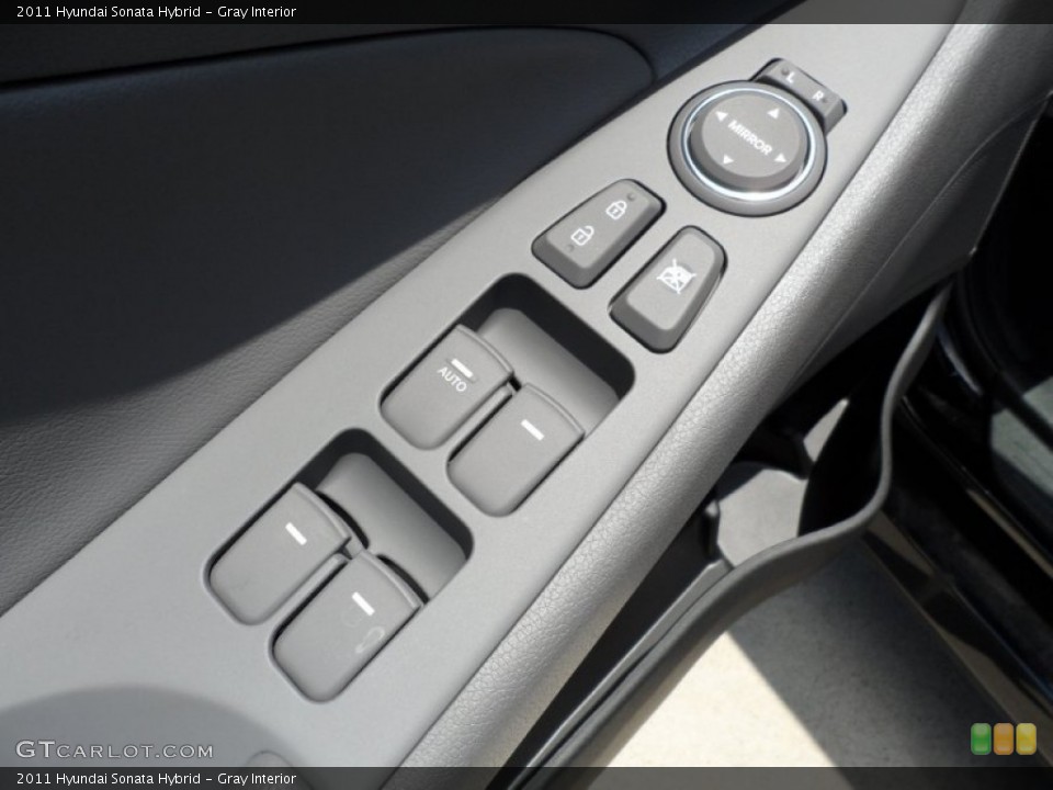 Gray Interior Controls for the 2011 Hyundai Sonata Hybrid #52522683