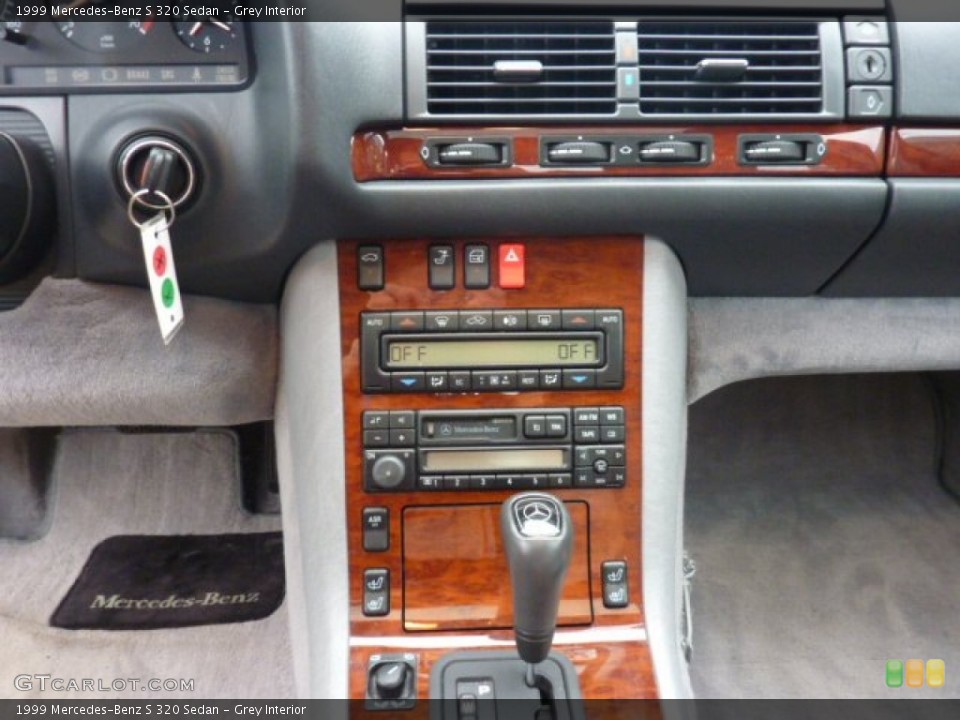 Grey Interior Controls for the 1999 Mercedes-Benz S 320 Sedan #52524216