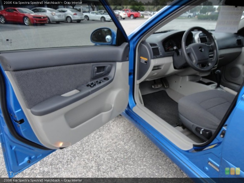 Gray Interior Photo for the 2006 Kia Spectra Spectra5 Hatchback #52546335