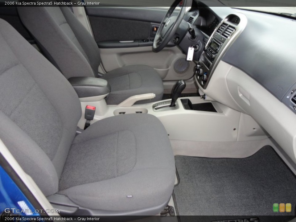 Gray Interior Photo for the 2006 Kia Spectra Spectra5 Hatchback #52546374