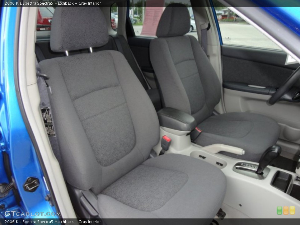 Gray Interior Photo for the 2006 Kia Spectra Spectra5 Hatchback #52546377