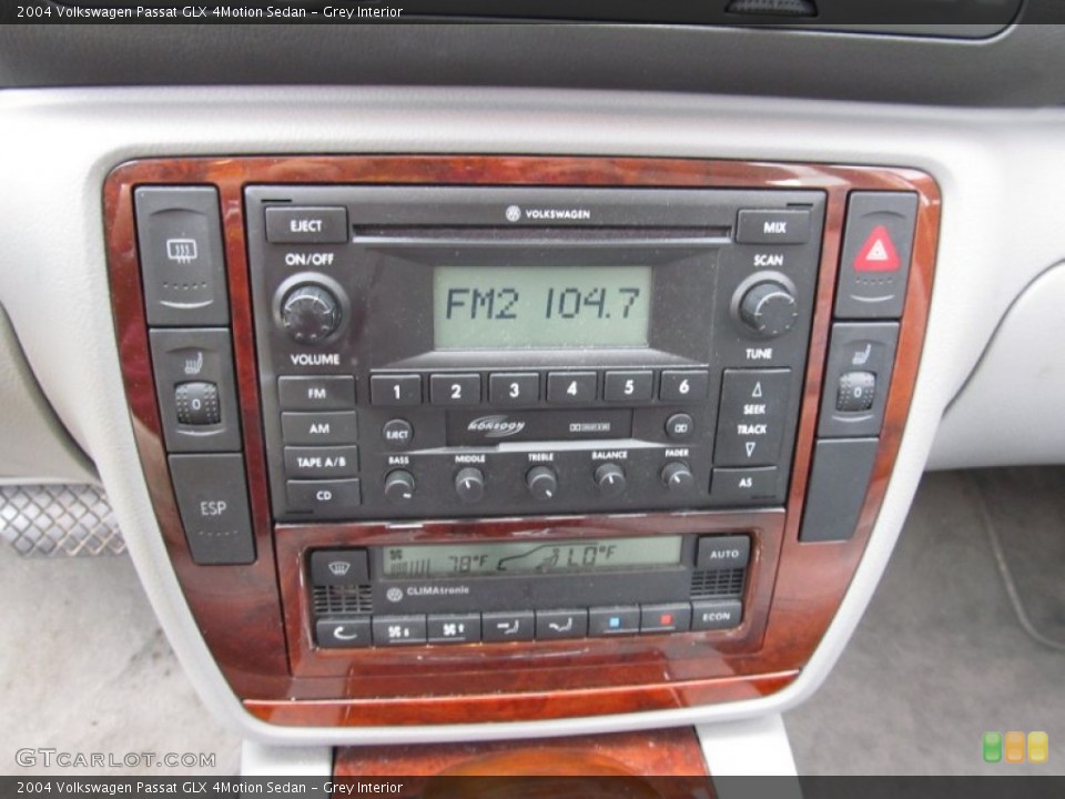 Grey Interior Controls for the 2004 Volkswagen Passat GLX 4Motion Sedan #52553603